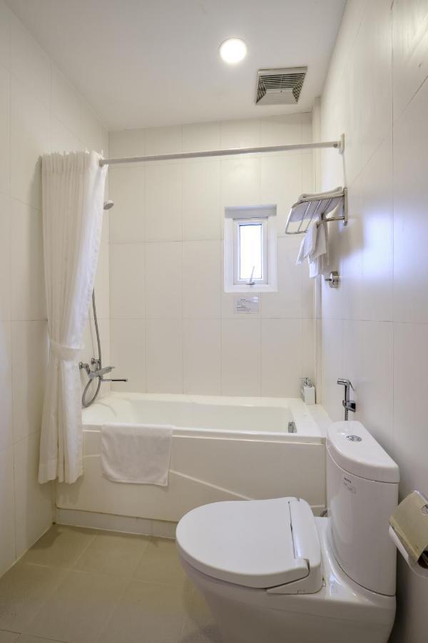 Pham Van Sakura Hotel Thuan An Exterior photo